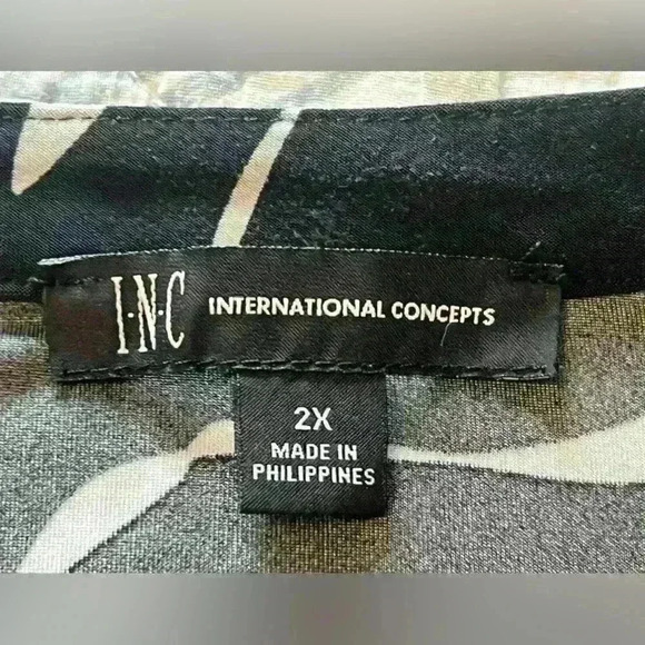 INC International Concepts Black and White Abstract V-Neck Blouse Women’s 2X - Picture 9 of 11